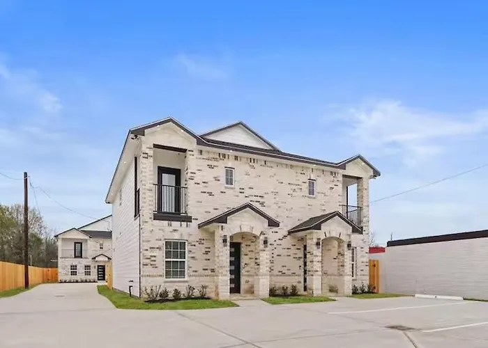2Bd 2Br Modern Green House Oasis