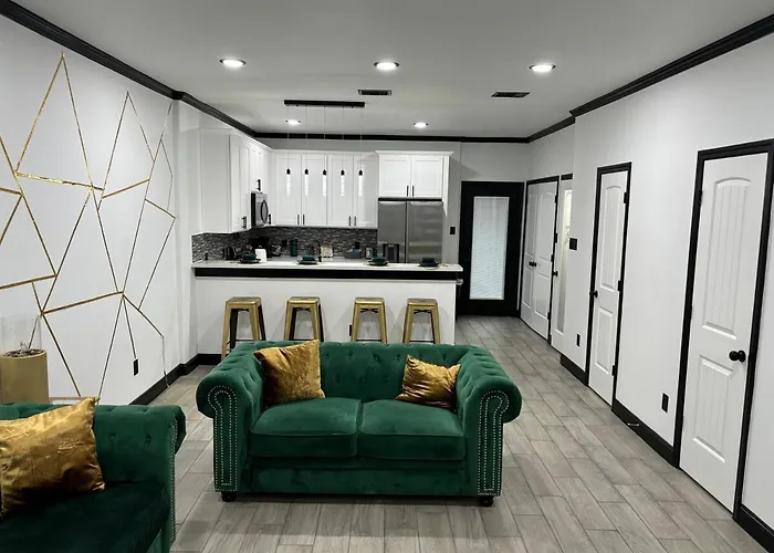 2Bd 2Br Modern Green House Oasis