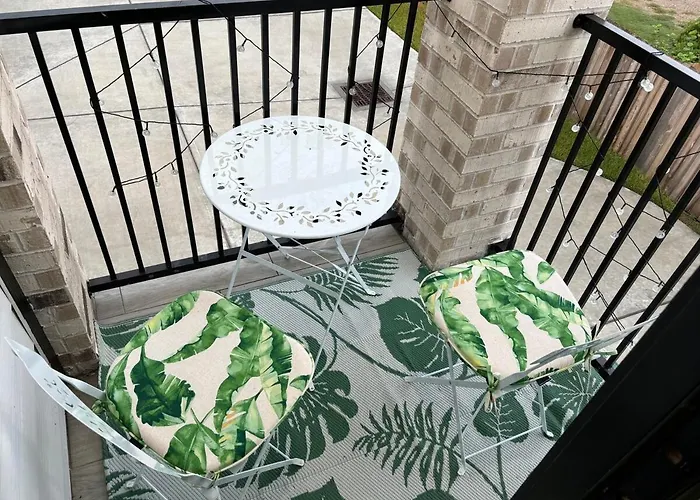 2Bd 2Br Modern Green House Oasis